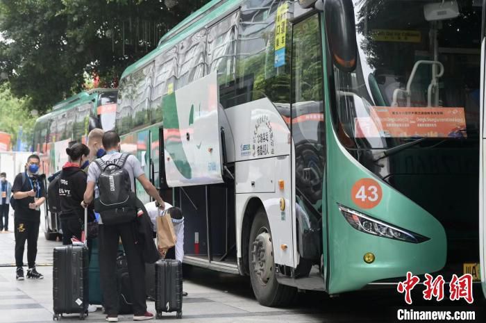 萧海龙强忍着屈辱，再次磕头：我错了。